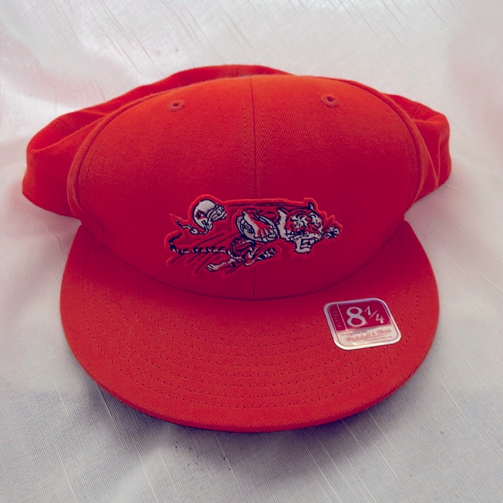 NFL Cincinnati Bengals Fitted Cap 8 1/4. NWT